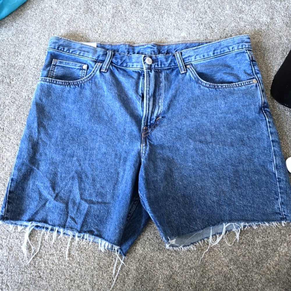 (38) Men's H&M Blue Denim Cut-Off Shorts